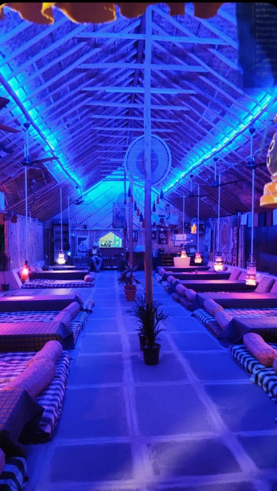 Om Shanti Om Home Stay & Cafe האמפי מראה חיצוני תמונה