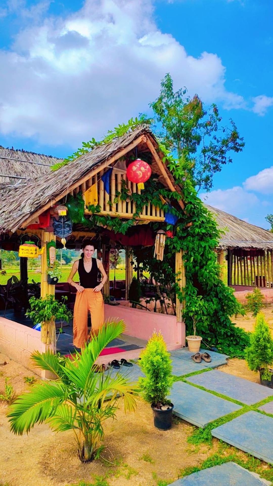 Om Shanti Om Home Stay & Cafe האמפי מראה חיצוני תמונה