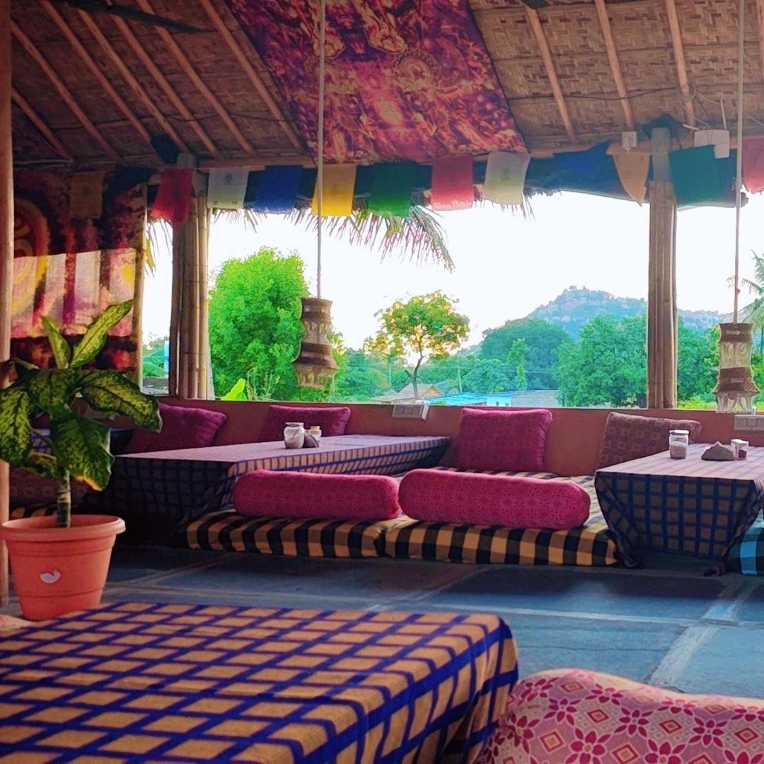 Om Shanti Om Home Stay & Cafe האמפי מראה חיצוני תמונה