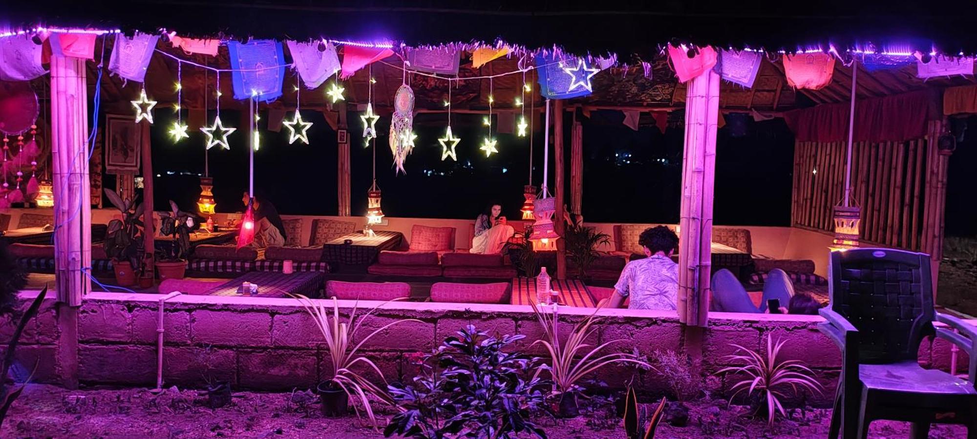 Om Shanti Om Home Stay & Cafe האמפי מראה חיצוני תמונה