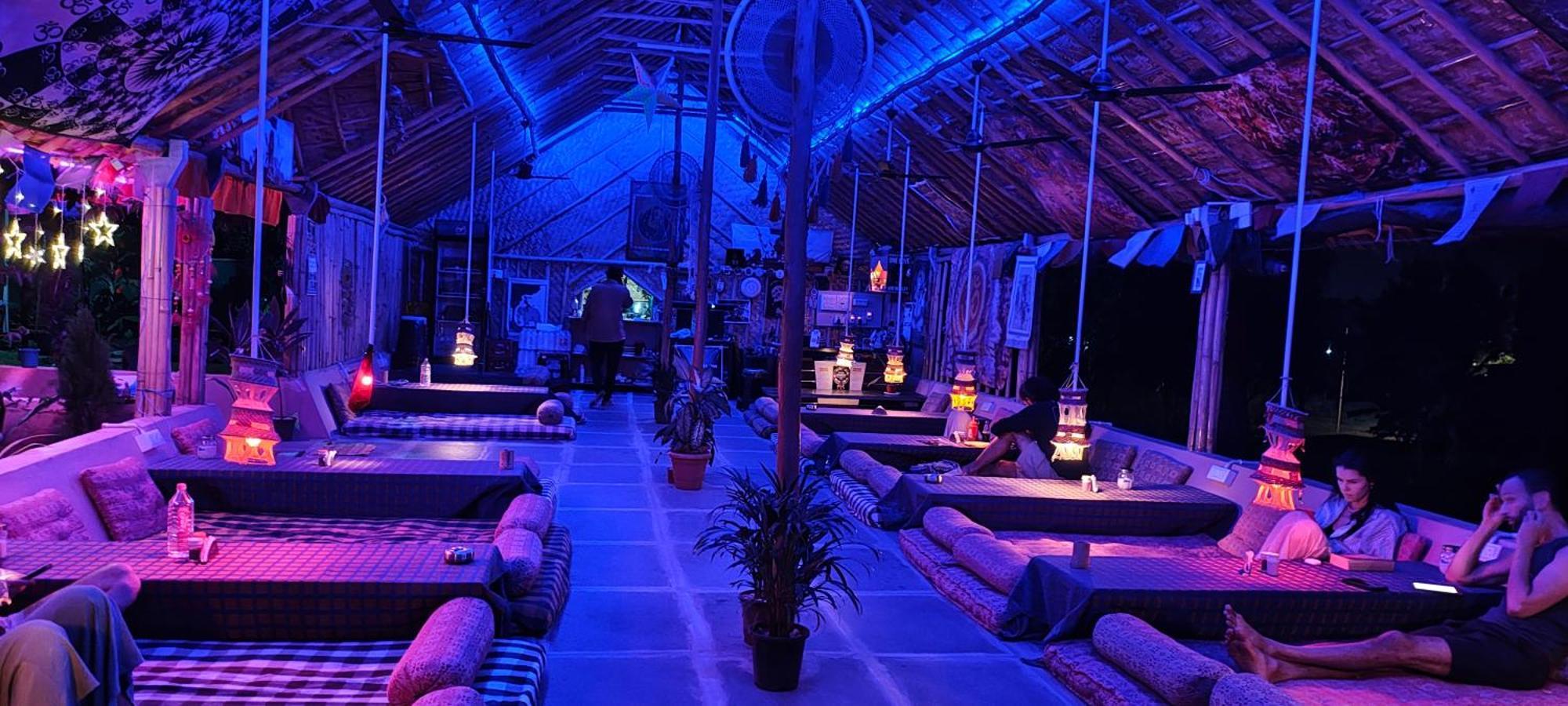 Om Shanti Om Home Stay & Cafe האמפי מראה חיצוני תמונה