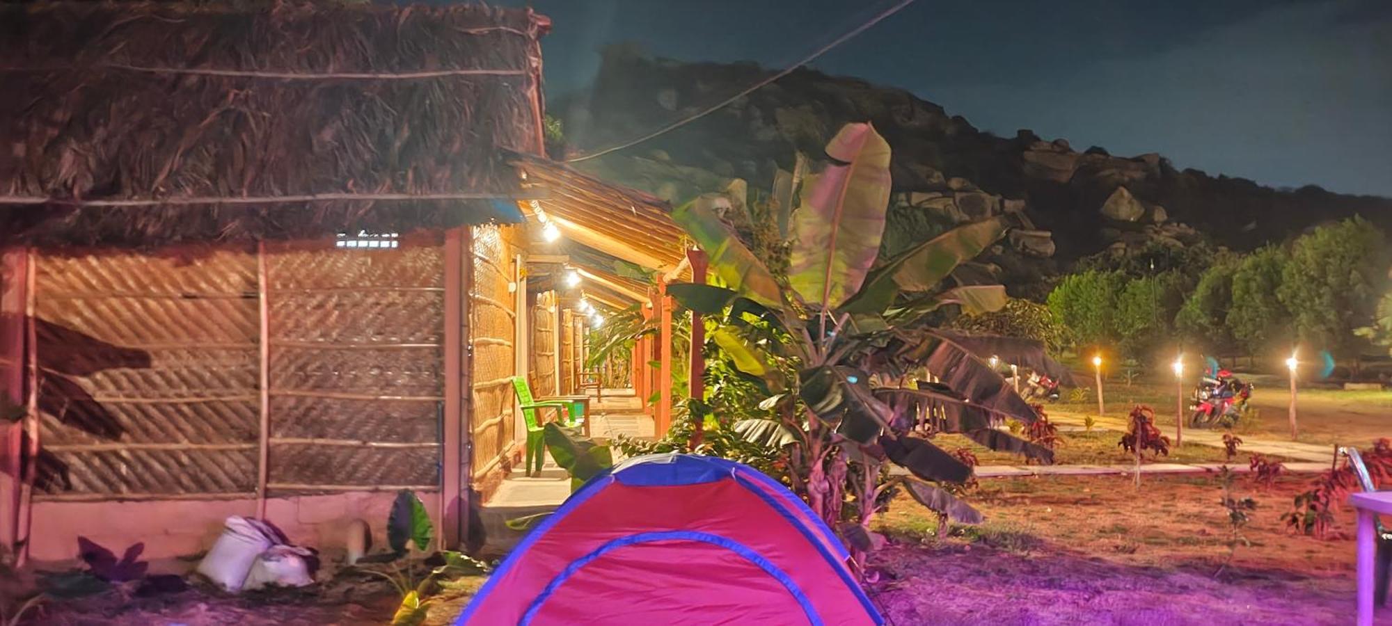 Om Shanti Om Home Stay & Cafe האמפי מראה חיצוני תמונה